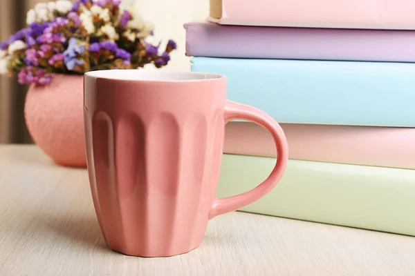 Bücher, Tasse und Pflanze auf Holztisch, Nahaufnahme — Stockfoto