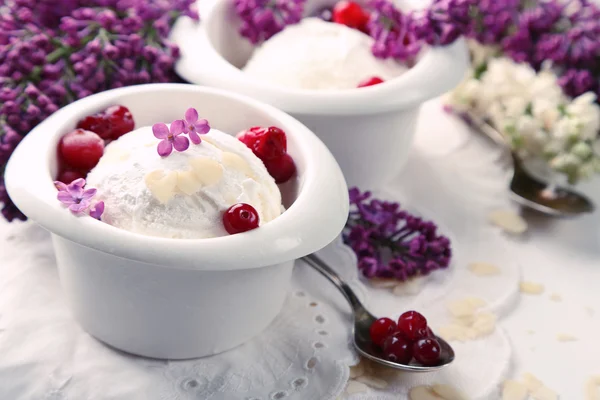 Beautiful composition with tasty ice cream and lilac flowers — Stock Photo, Image