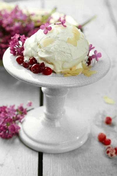 Beautiful composition with tasty ice cream and lilac flowers — Stock Photo, Image