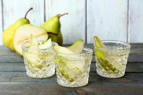 Suco de pêra com frutas frescas no fundo de madeira — Fotografia de Stock