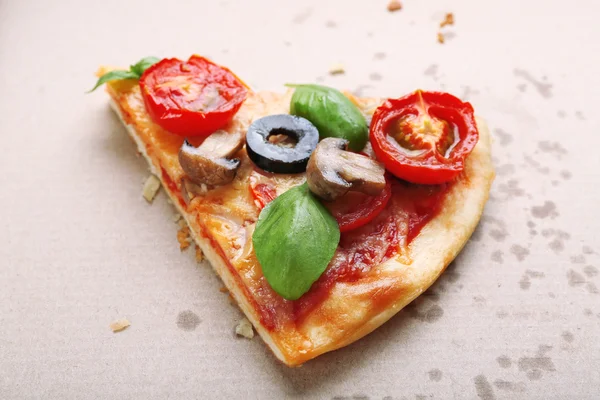 Fatia de pizza saborosa com legumes e manjericão em caixa de papelão fechar — Fotografia de Stock