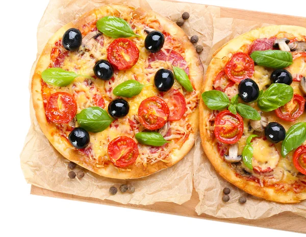 Pizza saborosa com legumes e manjericão na tábua de corte isolada em branco — Fotografia de Stock