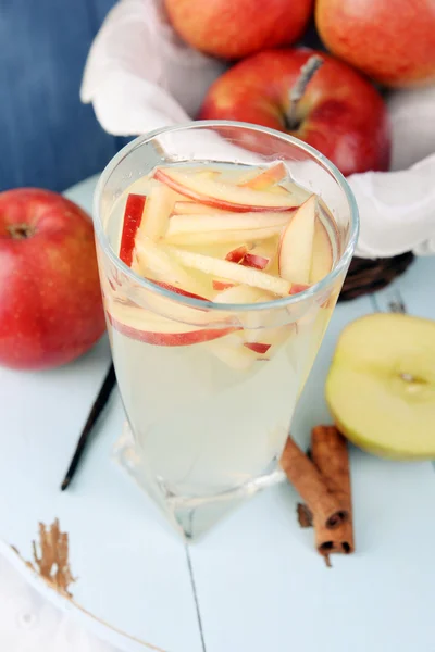 Copo de cidra de maçã com frutas e especiarias na mesa de perto — Fotografia de Stock