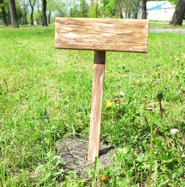 Panneau en bois sur l'herbe, à l'extérieur — Photo