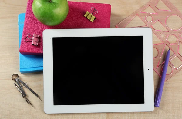 Ahşap masa, closeup Tablet ve okul malzemeleri — Stok fotoğraf