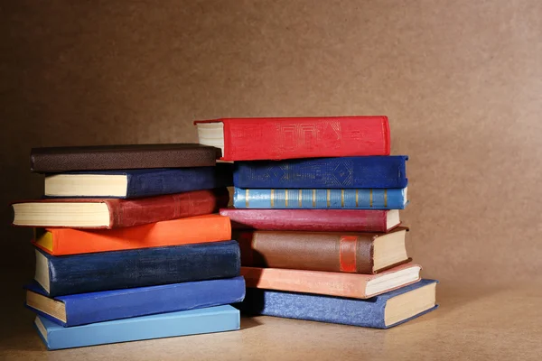 Oude boeken op plank, close-up, op houten achtergrond — Stockfoto