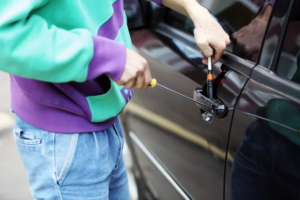 Man burglar stealing car — Stock Photo, Image