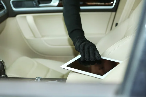 Hombre ladrón roba la tableta del coche — Foto de Stock