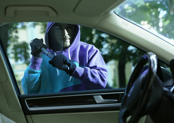 Homem ladrão roubando carro — Fotografia de Stock