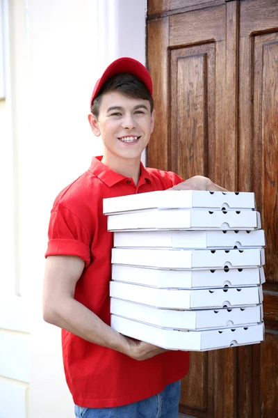 Giovane uomo consegna pizza box vicino a casa — Foto Stock