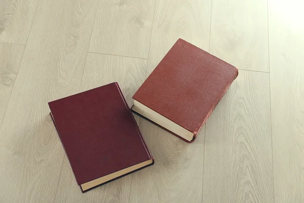 Libros antiguos sobre fondo de madera —  Fotos de Stock
