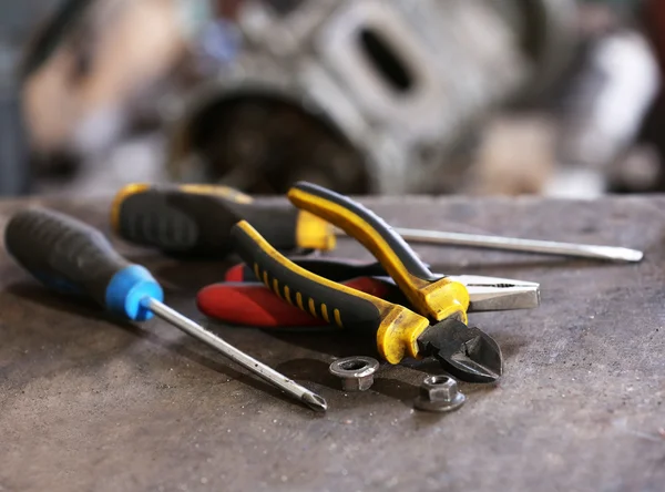 Diferentes ferramentas no local de trabalho na garagem — Fotografia de Stock