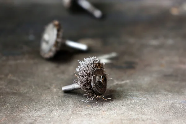 Petite brosse métallique sur la table close up — Photo