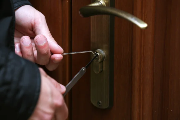 Inbreker breken in huis — Stockfoto