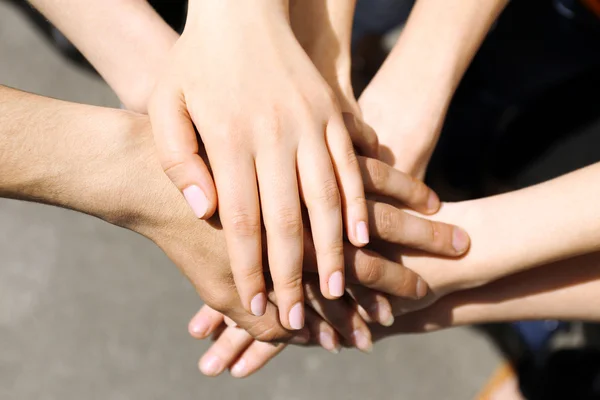 Enat händer utomhus — Stockfoto