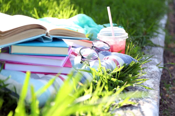 Libri, bicchieri e bevande sull'erba primo piano — Foto Stock