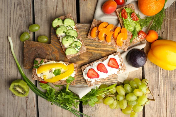 Bodegón con sándwiches vegetarianos sobre mesa de madera — Foto de Stock