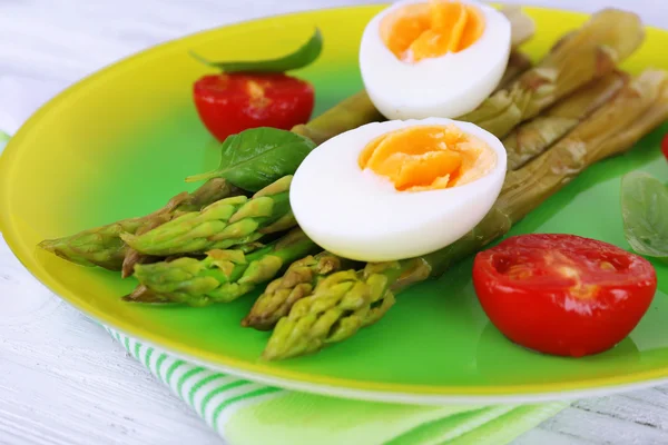 Тарелка диетического салата с вареной спаржей и яйцом, крупным планом — стоковое фото