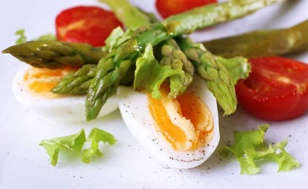 Platta av kosten sallad med kokt sparris och ägg, närbild — Stockfoto