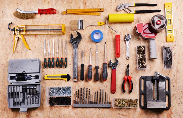 Set van tools op triplex, bovenaanzicht — Stockfoto