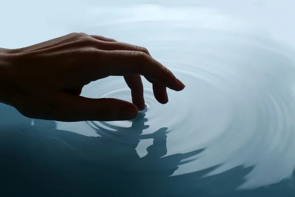 Parmak su dokunur — Stok fotoğraf