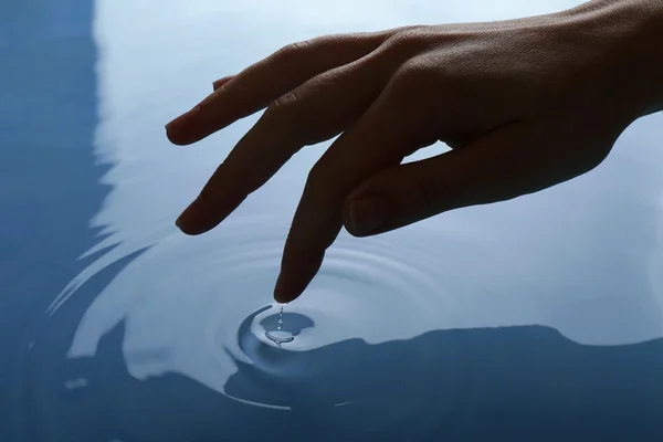 El dedo toca el agua — Foto de Stock