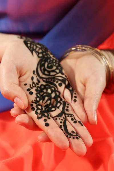 Afbeelding van henna op vrouwelijke hand, close-up — Stockfoto