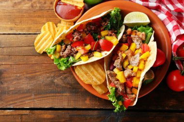 ev yapımı sığır eti burrito sebze, patates cipsi ile