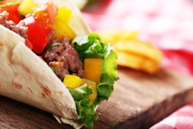 ev yapımı sığır börek sebze, patates cipsi ile