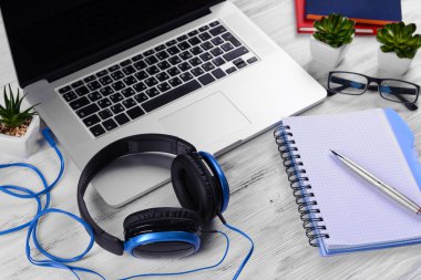 çalışma alanı tablosu üzerinde kulaklık ile yakın çekim