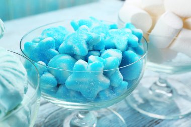 cam üzerinde ahşap masa, tatlı tatlı şekerler