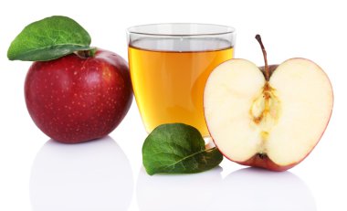 cam üzerinde beyaz izole Kırmızı elma ile elma suyu