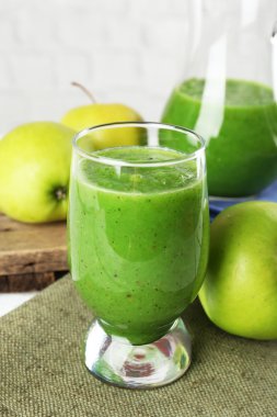 Elmalı üzerinde çul, portre sağlıklı yeşil smoothie