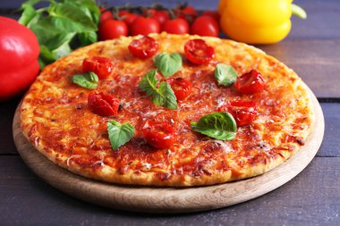 fesleğen ve ahşap masa, closeup kiraz domates pizza