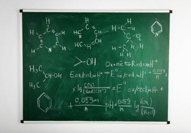 molekül modelleri ve tahta arka plan sayfasındaki formülleri