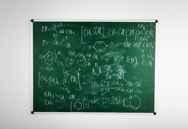 molekül modelleri ve tahta arka plan sayfasındaki formülleri