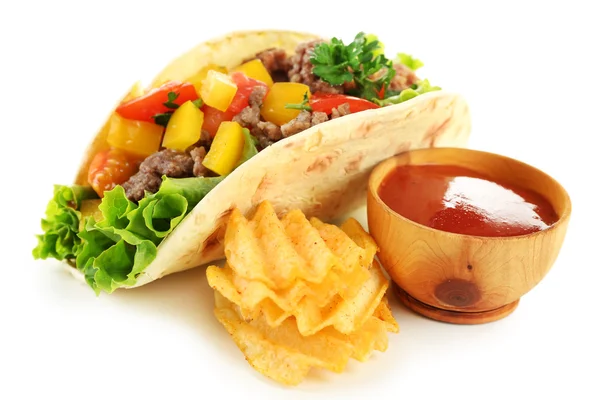 Hemgjord nötkött burrito med grönsaker och tortilla — Stockfoto