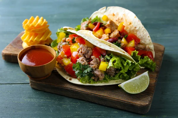 Homemade beef burritos with vegetables and tortilla — Stock Photo, Image