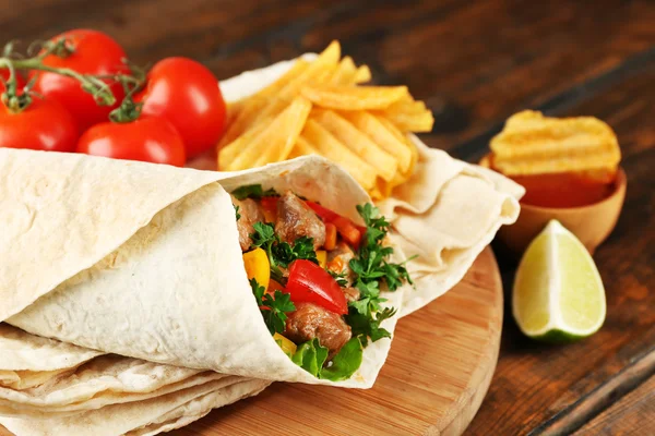 Σπιτικό νόστιμο burrito με λαχανικά και πατατάκια — Φωτογραφία Αρχείου