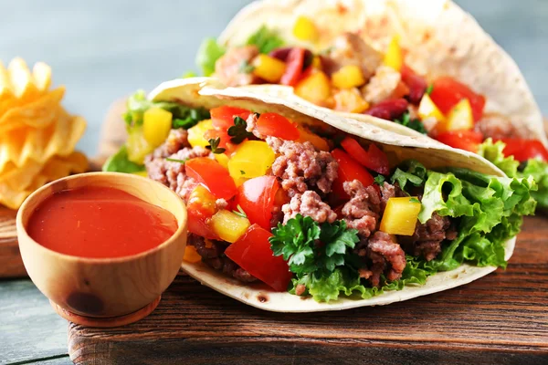 Homemade beef burritos with vegetables, potato chips — Stock Photo, Image
