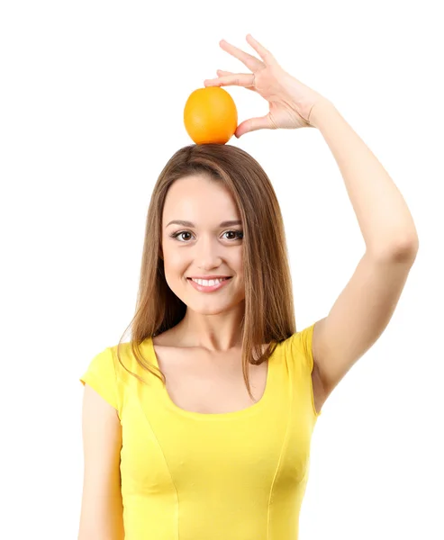 Jeune femme en bonne santé avec de l'orange sur la tête isolé sur blanc — Photo