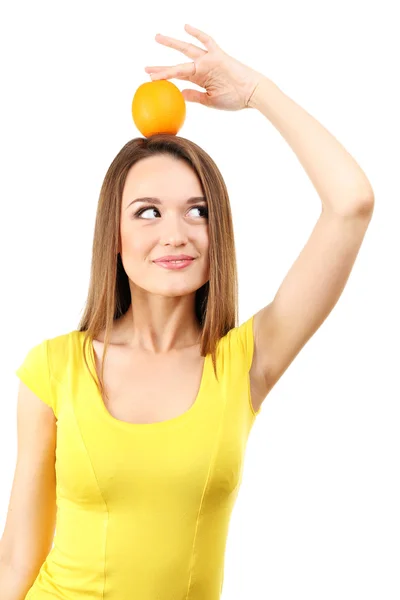 Mulher jovem saudável com laranja na cabeça isolada em branco — Fotografia de Stock