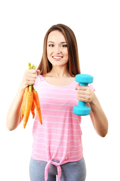 Giovane donna sana con carota e manubri isolati su bianco — Foto Stock