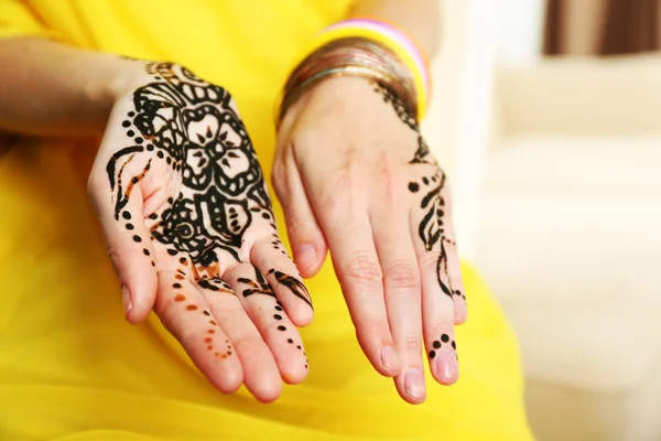 Afbeelding van henna op vrouwelijke handen, close-up — Stockfoto