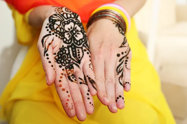 Afbeelding van henna op vrouwelijke handen, close-up — Stockfoto