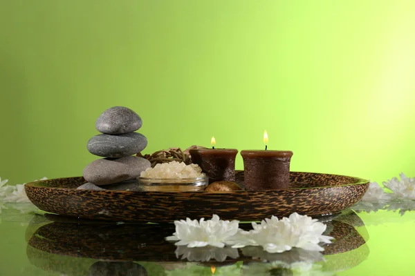 Spa ainda vida com flores e luz de velas em fundo verde — Fotografia de Stock