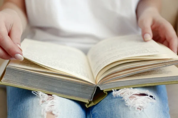 Mujer leyendo libro en sofá de cerca — Foto de Stock