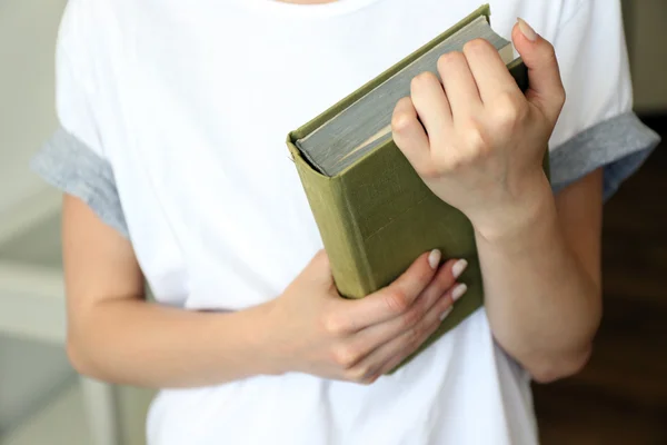 Kvinna anläggning bok på nära håll — Stockfoto