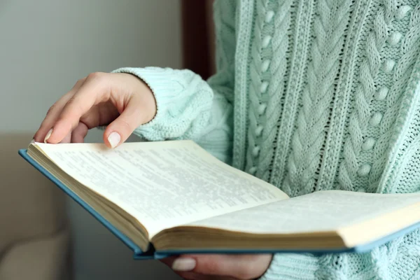 Mujer leyendo libro en la habitación — Foto de Stock