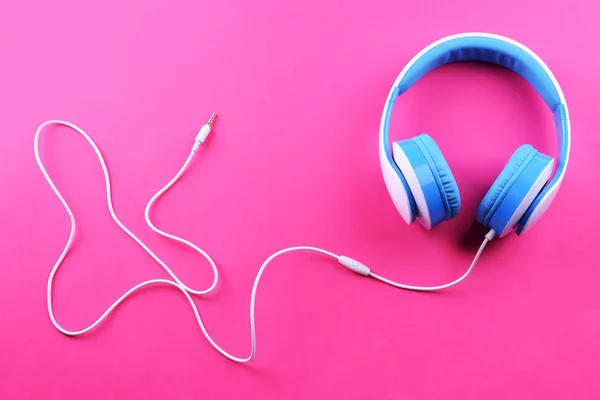 Hörlurar på rosa bakgrund — Stockfoto